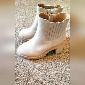 Universal Thread Heeled Booties